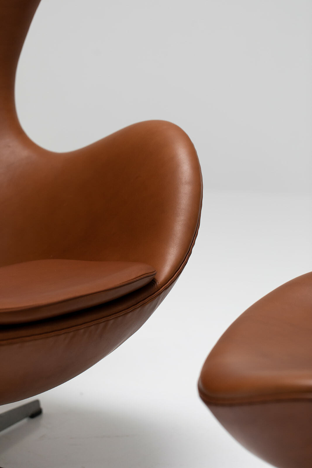 Arne Jacobsen Egg chair and stool